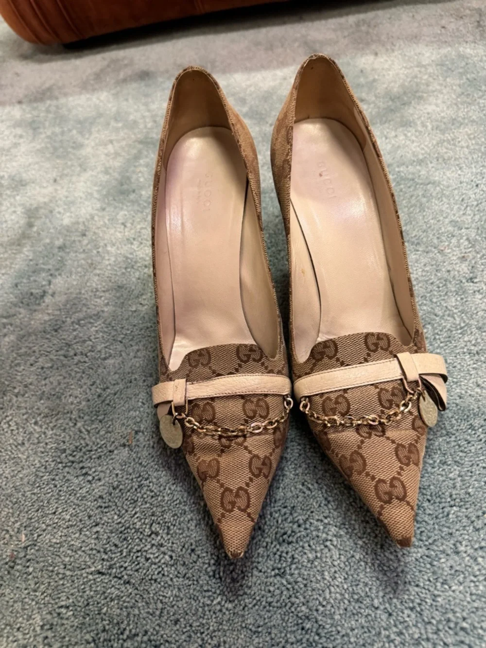 Gucci Brown Monogram Pointed Toe Pumps with Gold Chain Charm - Picture 2 of 3
